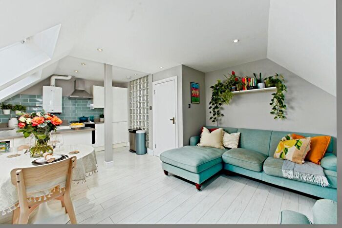2 Bedroom Flat For Sale In Hamilton Road, London, SE27