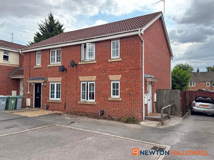 3 Bedroom End Of Terrace House For Sale In Read Close, Fernwood, NG24
