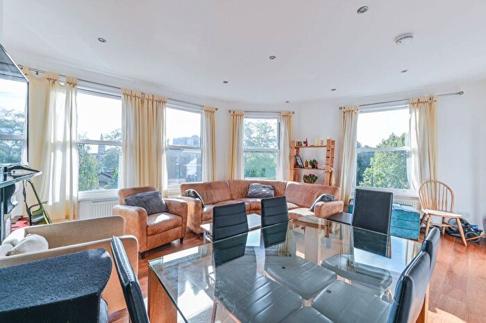 3 Bedroom Flat To Rent In Brixton Road, Oval, London, SW9