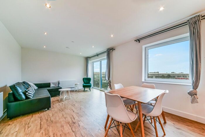 2 Bedroom Flat To Rent In Stirling Drive, Luton, Greater London, LU2