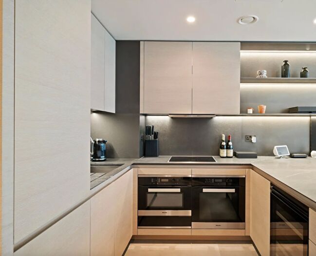 1 Bedroom Flat For Sale In Buckingham Palace Road, Victoria, London, SW1W
