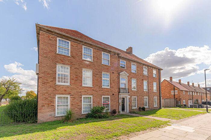 2 Bedroom Flat For Sale In Manor Court, Enfield, EN1