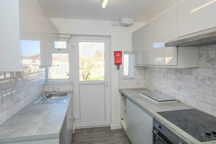 2 Bedroom Flat To Rent In Queens Court, Kenton Lane, Harrow, HA3