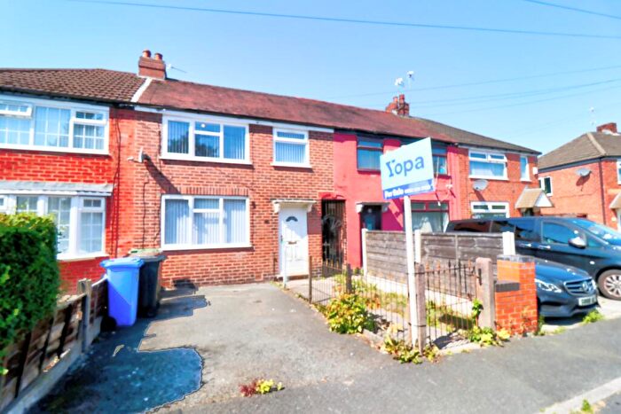 3 Bedroom Semi-Detached House For Sale In Lyme Grove, Manchester, M43