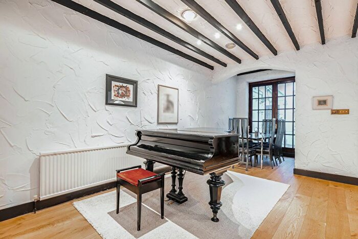 3 Bedroom Flat To Rent In Queens Gate Gardens, South Kensington, London, SW7