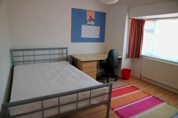 4 Bedroom Detached House To Rent In Aldershot Road, Guildford, Surrey, GU2