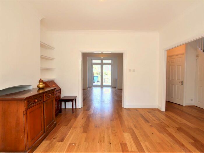 4 Bedroom Semi-Detached House To Rent In Laurel Way, London, N20