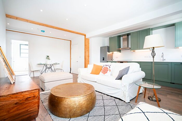 3 Bedroom Flat For Sale In Elm Grove, London, SW19