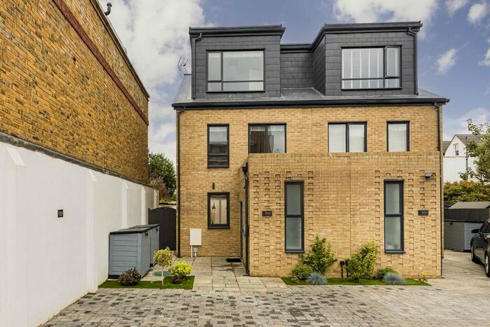 4 Bedroom Property To Rent In Lime Grove, New Malden, KT3