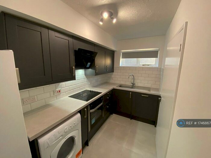 2 Bedroom Flat To Rent In Ashdown Court, Sutton, SM2