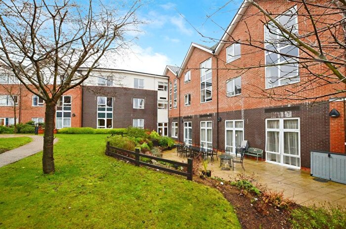 2 Bedroom Flat For Sale In Lower Luton Road, Harpenden, AL5