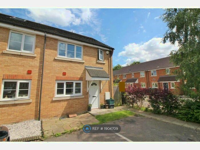 3 Bedroom Semi-Detached House To Rent In Huron Road, Broxbourne, EN10