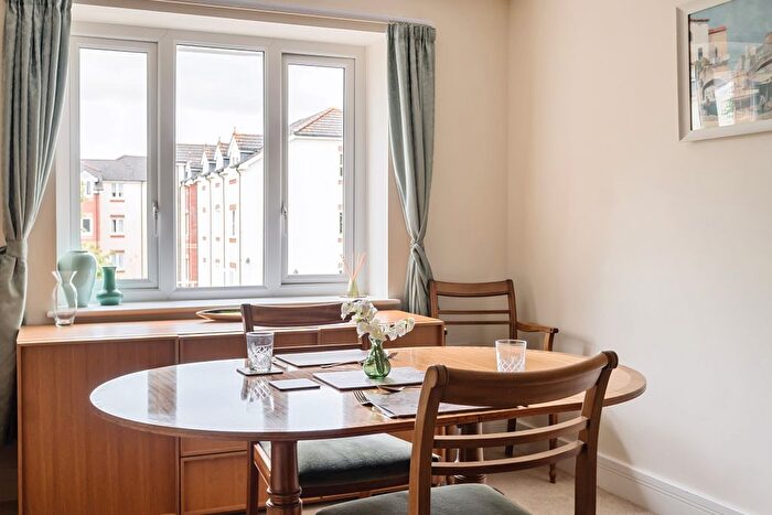 1 Bedroom Flat For Sale In Clover Leaf Court, Ackender Road, Alton, Hampshire, GU34