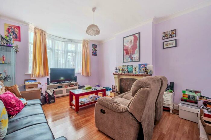 1 Bedroom Maisonette To Rent In Waverley Way, Carshalton Beeches, Carshalton, SM5