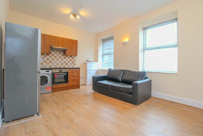 1 Bedroom Ground Flat To Rent In Croft Street, Roath, Cardiff, CF24