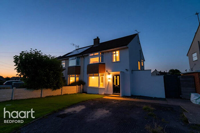 3 Bedroom Semi-Detached House For Sale In Highbury Grove, Bedford, MK41