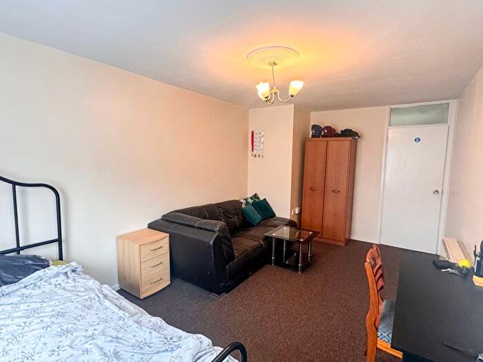 2 Bedroom Flat For Sale In Wingfield Road, Trowbridge, BA14
