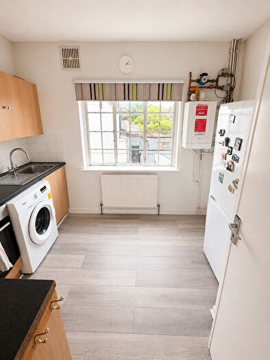4 Bedroom Maisonette To Rent In Avenue Parade, Southgate, N21