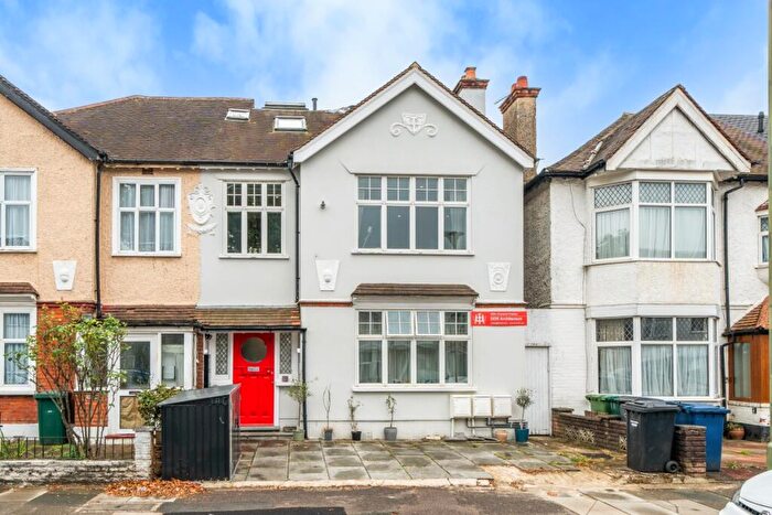 2 Bedroom Flat To Rent In Hayes Crescent Auckland, NW11