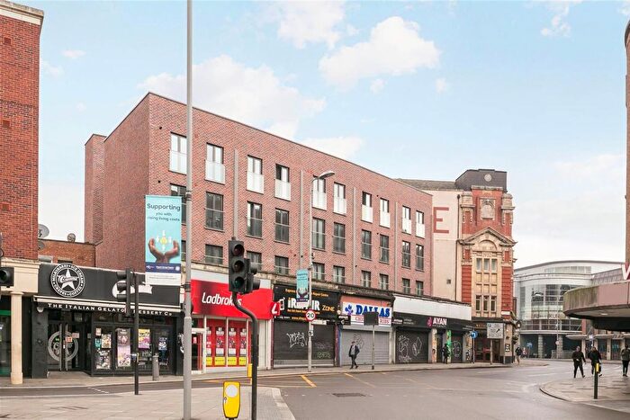 3 Bedroom Flat To Rent In Nipper Alley, Kingston, KT1