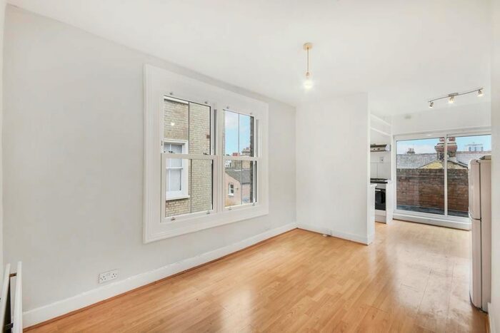 2 Bedroom Flat To Rent In Queenstown Road, London, SW8