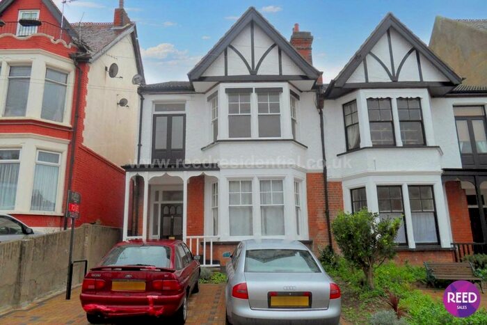 3 Bedroom Flat To Rent In Cobham Road, Westcliff, SS0
