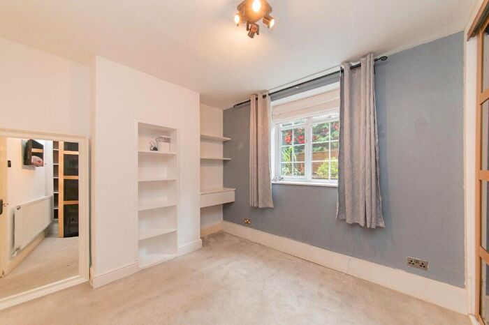 2 Bedroom Flat For Sale In Great North Road, London, N2