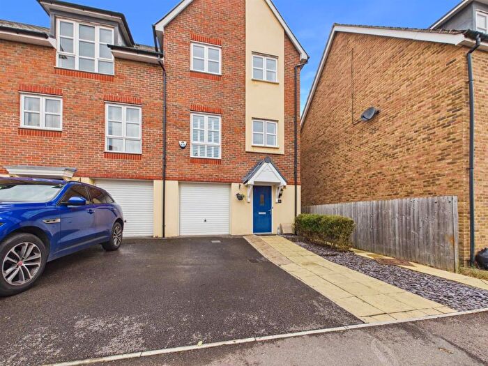 3 Bedroom End Of Terrace House For Sale In Fuggle Drive, The Green, Aylesbury, HP21