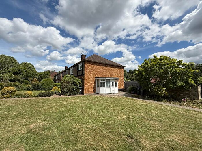 2 Bedroom Maisonette To Rent In Monks Close, Enfield, EN2