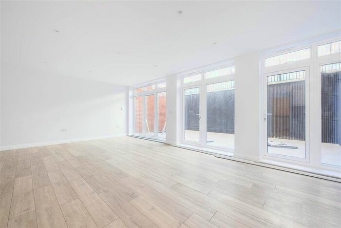 3 Bedroom Flat To Rent In Manor Club, Kingston Road, London, SW19