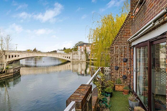 2 Bedroom Apartment For Sale In Riverside Court, Caversham, Reading, RG4