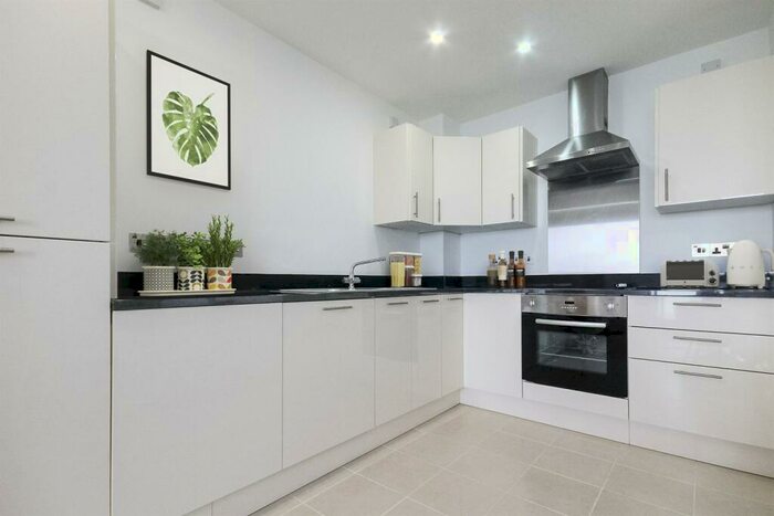 1 Bedroom Flat To Rent In Bedroom Property In London, E15