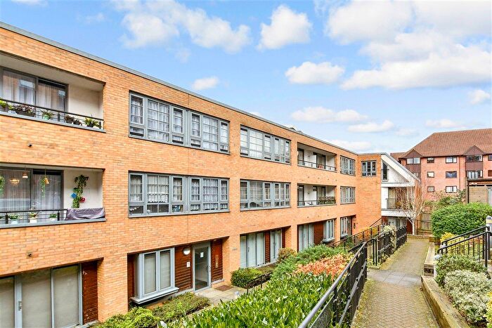1 Bedroom Flat For Sale In Whytecliffe Road South, Purley, Surrey, CR8