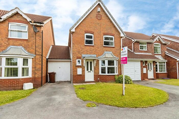 3 Bedroom Link Detached House For Sale In Silkstone Court, Leeds, LS15
