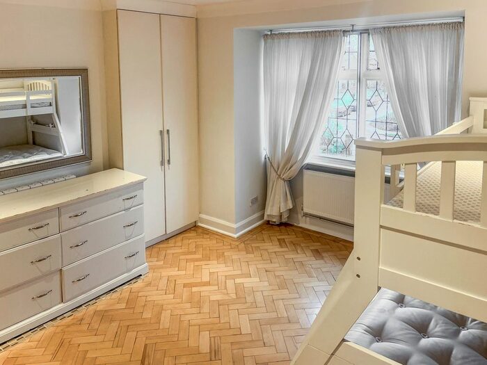 2 Bedroom Flat To Rent In Cambridge Park, Twickenham, TW1