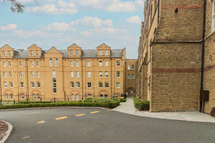 2 Bedroom Flat To Rent In Holborn Close, London, NW7