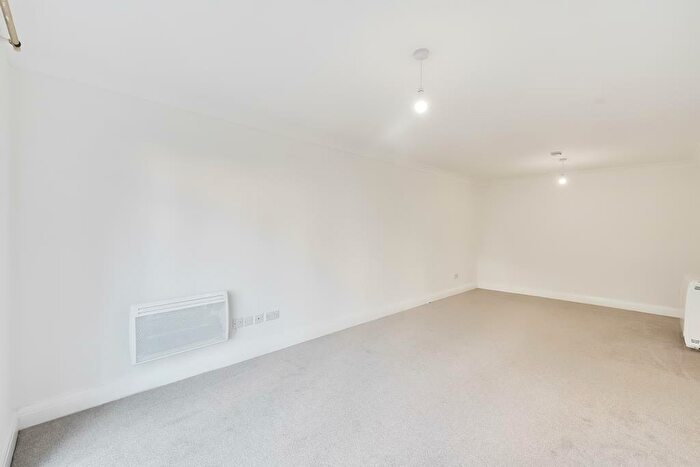 2 Bedroom Apartment To Rent In Station Road, Henley, RG9