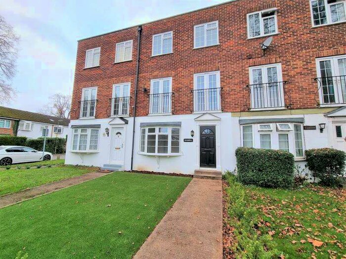 4 Bedroom House To Rent In Woking, GU22