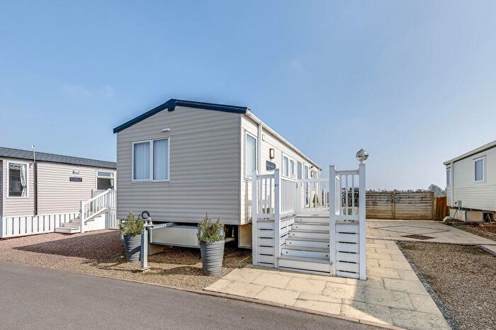 2 Bedroom Mobile Home For Sale In Avon Park, Warwick Road, CV37