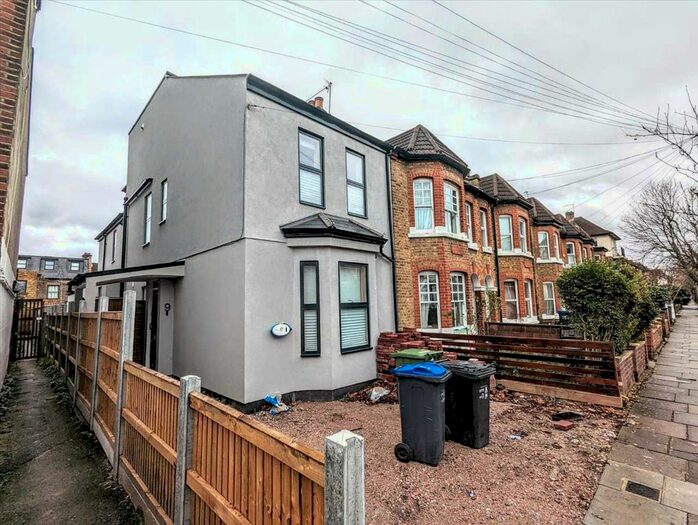 2 Bedroom Flat To Rent In Hamilton Road, London, SW19