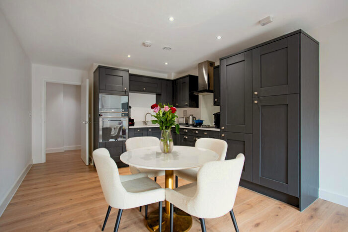 1 Bedroom Flat To Rent In Queens Road, Weybridge, KT13