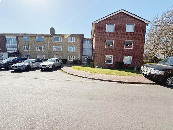 2 Bedroom Flat To Rent In Meadway Court, BN42