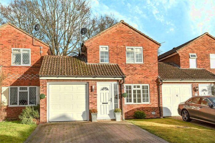 3 Bedroom Link Detached House To Rent In Rother Close, Sandhurst, Berkshire, GU47