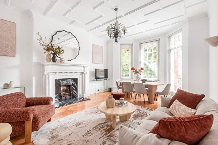 2 Bedroom Flat To Rent In Oakwood Court, London, W14