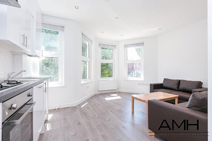 3 Bedroom Flat To Rent In Pemberton Road, London, N4