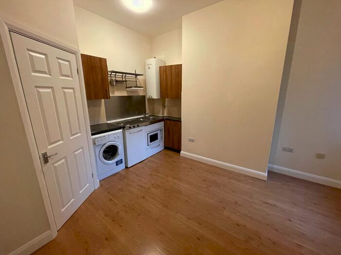 Studio To Rent In High Street, London N8