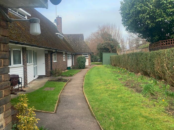 1 Bedroom Flat To Rent In The Orchard, Hanger Hill, Weybridge, KT13