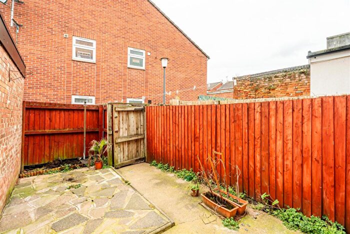 3 Bedroom House To Rent In Loscoe Road, Nottingham, NG5