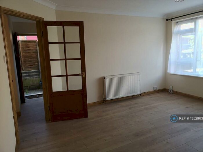 1 Bedroom Maisonette To Rent In Fairlawn Close, London, N14