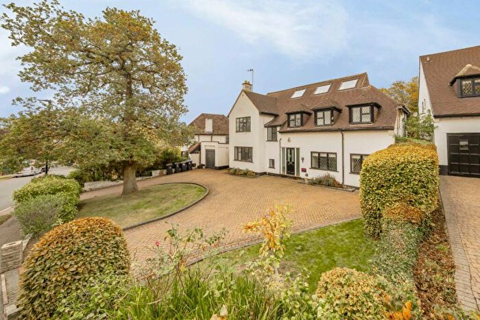 5 Bedroom House To Rent In Parkgate Avenue, Barnet, EN4